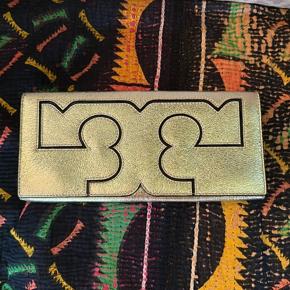 Tory Burch Metallic Gold Clutch
Mint Condition showing little to no use.